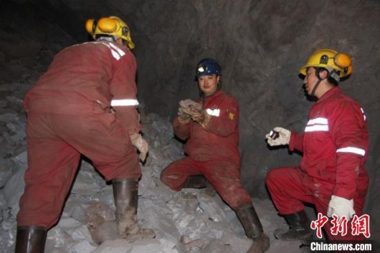 圖為甘肅嘉峪關(guān)酒鋼集團(tuán)鏡鐵山礦工作人員謝生瑞在井下作業(yè)。(資料圖)受訪者供圖 圖為甘肅嘉峪關(guān)酒鋼集團(tuán)鏡鐵山礦工作人員謝生瑞在井下作業(yè)。(資料圖)受訪者供圖
